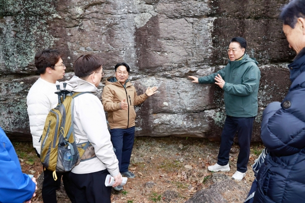 ▲구복규 화순군수가 강기정 광주광역시장과 화순 고인돌유적지를 탐방하며 의견을 나누는 모습(사진제공=화순군)