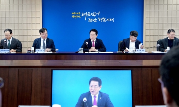 ▲김영록 전라남도지사가 20일 오전 도청 서재필실에서 실국장 정책회의를 주재하고 있다.(사진제공=전라남도)