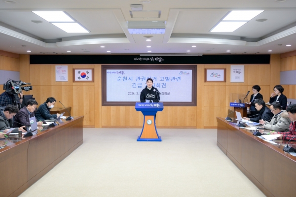 ▲노관규 순천시장은 21일 오후 순천시청 소회의실에서 기자회견을 열고 특정후보의 관권선거 의혹제기 및 고발에 대해 심한 우려와 유감을 표명했다(사진제공=순천시)