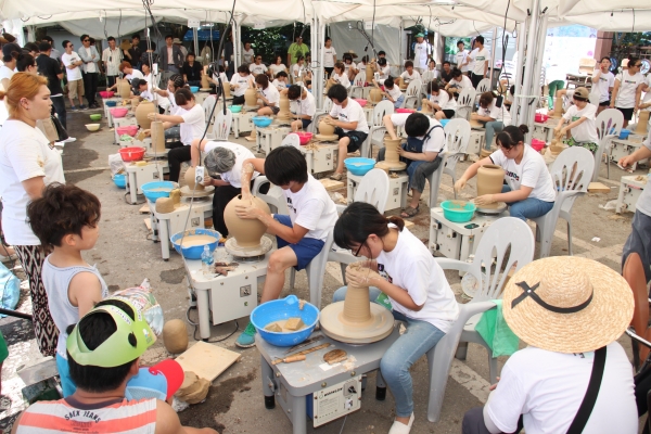 ▲지난 강진청자축제에서 물레경진대회가 열리고 있다.(사진제공=강진군)