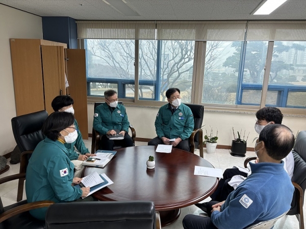 ▲영광군은 지난 21일 응급의료기관 2개소와 군 의사회장을 찾아 비상진료체계구축 상황을 점검했다.(사진제공=영광군)