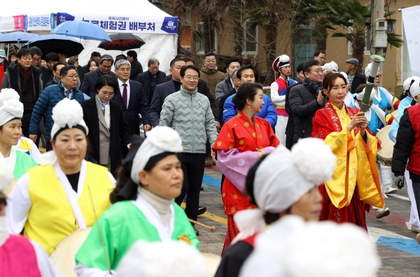 ▲지난 23일 강진군 대구면 고려청자 도요지 일원에서 제52회 강진 청자축제가 개막한 가운데 강진원 군수를 비롯한 참가자들이 개막퍼레이드에 참여하고 있다. (사진제공=강진군)