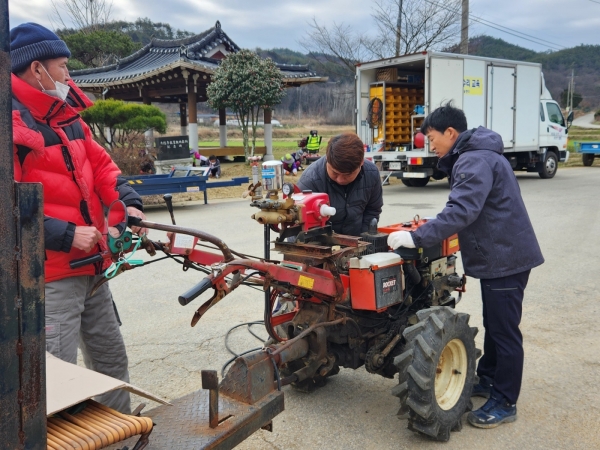 ▲함평군에서 농철을 앞두고 관내 9개 읍․면을 순회하는 농기계 안전사용 현장 농기계 수리반을 운영하고 있다.(사진제공=함평군)