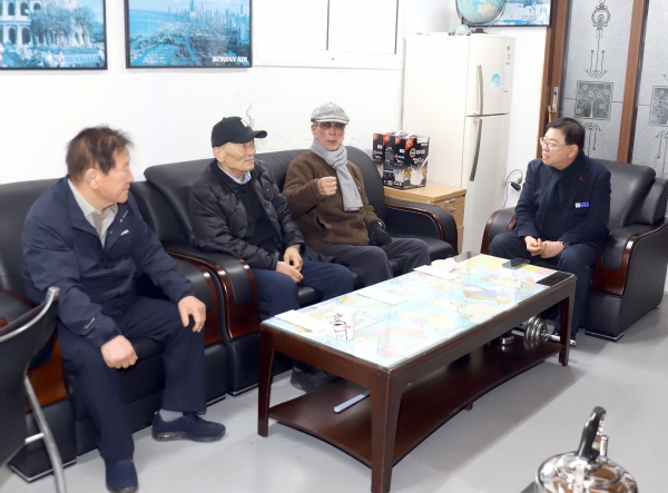 ▲강종만 영광군수은 지난달 29일 제105주년 3.1절을 맞아 관내 독립유공자 유족을 방문 위문했다.(사진제공=영광군)