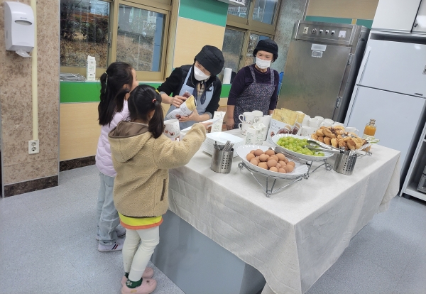 ▲전남 도내 한 초등학교에서 자원봉사자들이 아침 간편식 배식을 하고 있다.(사진제공=전라남도교육청)