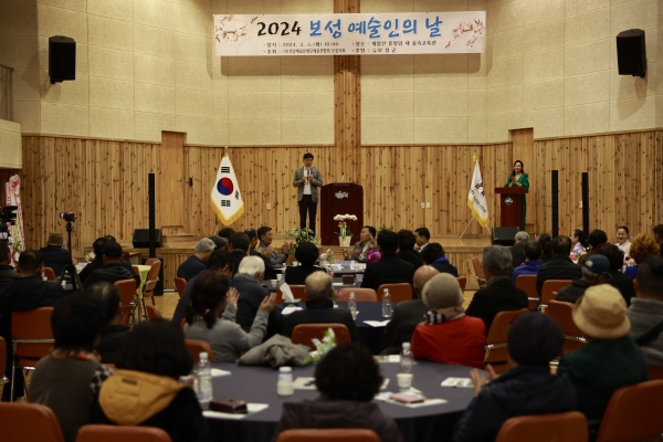 ▲보성예술인의 날을 맞아 김철우 보성군수가 축사를 하고 있다.(사진제공=보성군)