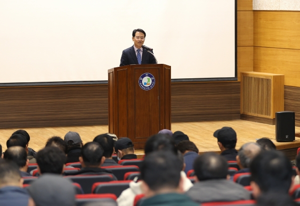 ▲강진원 강진군수가 미호벼 재배 기술 교육 과정에 참여해 인사말을 하고 있다.(사진제공=강진군)