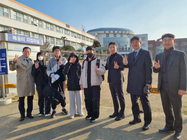 ▲김진남 의원(오른쪽 세 번째)이 지난 8일 순천동산중학교에 방문했다.(사진제공=전라남도의회)