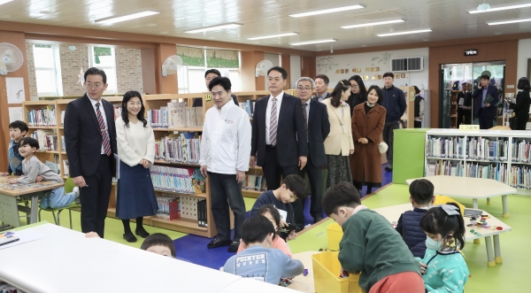 ▲11일 장성 사창초등학교를 방문한 김대중 교육감과 학교 관계자들이 ‘늘봄학교’ 현장을 둘러보고 있다.(사진제공=전라남도교육청)