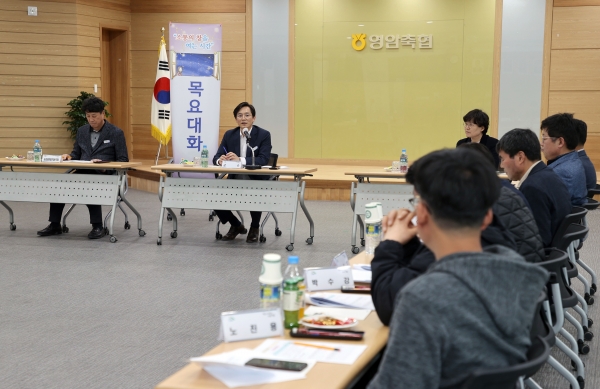▲우승희 영암군수가 한우축산농가와 7일 영암축협에서 만나 33번째 ‘목요대화’를 열었다.(사진제공=영암군)