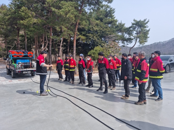 ▲산불 예방 전문 진화대 직무 교육 모습(사진제공=완도군)