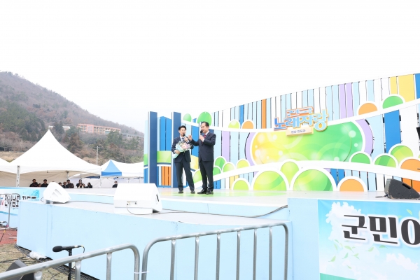▲진도군이 지난 12일 고군면 가계해수욕장 특설무대에서 ‘KBS 전국노래자랑’을 개최했다.(사진제공=진도군)