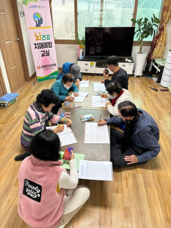 ▲영광군 치매안심센터는 ‘2024년 뇌건강 치매예방교실’을 운영한다.(사진제공=영광군)