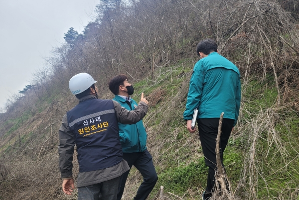 ▲광산구는 해빙기를 맞아 지반침하, 낙석‧붕괴 등안전사고 발생 위험이 있는 급경사지에 대한 안전 점검을 벌이고 있다.(사진제공=광주 광산구)