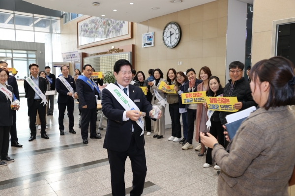 ▲공영민 고흥군수는 14일 친절 생활화와 청렴한 공직문화 전파를 위해 ‘출근길, 공직자와 소통하는 하루’ 행사를 가졌다.(사진제공=고흥군)