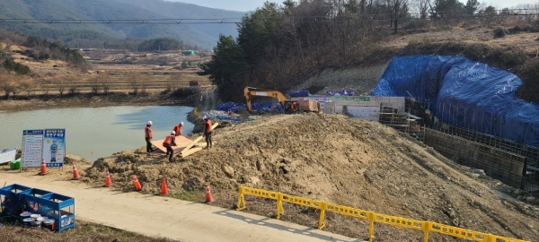 ▲화순군은 15일 재해예방 및 영농불편을 개선하기 위해 221억 원을 투입하여 노후 저수지 12개소의 시설물을 정비한다.(사진제공=화순군)