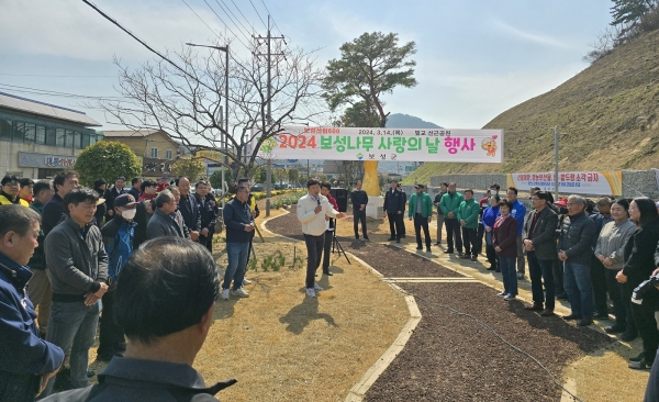 ▲벌교읍민회 등 18개 기관단체 250명이 보성 나무 사랑의 날 행사에 참여했다.(사진제공=보성군)