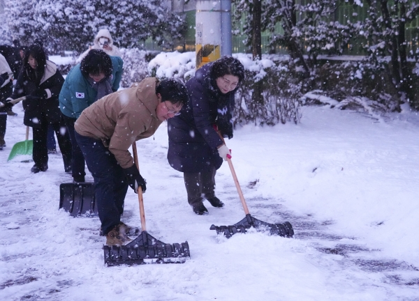 ▲강기정 광주광역시장이 지난 1월 24일 오전 서구 동천동 일원에서 주민들과 함께 도로에 쌓인 눈을 치우고 있다.(사진제공=광주광역시)