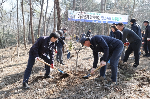 ▲영암군이 지난 15일 ‘제79회 식목일 기념 나무심기’ 행사를 열었다.(사진제공=영암군)