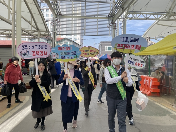 ▲구례군은 제14회 결핵 예방의 날을 맞이해 산수유꽃 축제장과 구례읍 5일시장 일원에서 결핵 무료 검진 홍보 및 올바른 기침 예절 안내 캠페인을 실시했다.(사진제공=구례군)