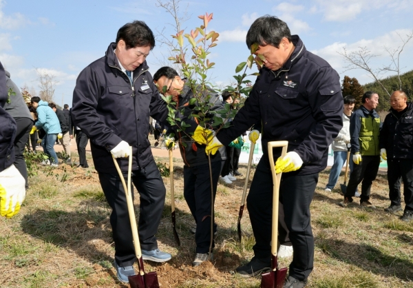 ▲고흥군은 제79회 식목일을 앞두고 22일 두원운대청소년야영장에서 ‘나무심기 및 나무 나눠주기’ 행사를 개최했다.(사진제공=고흥군)