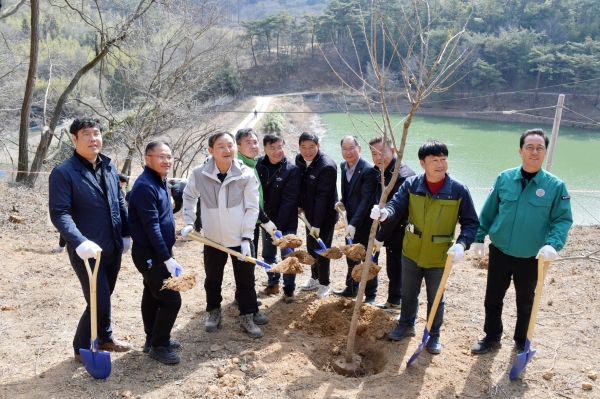 ▲담양군은 ‘제79회 식목일’을 맞아 22일 금성면 외추리 고비산 일원에서 담양사랑 나무심기 식목일 기념행사를 개최했다.(사진제공=담양군)