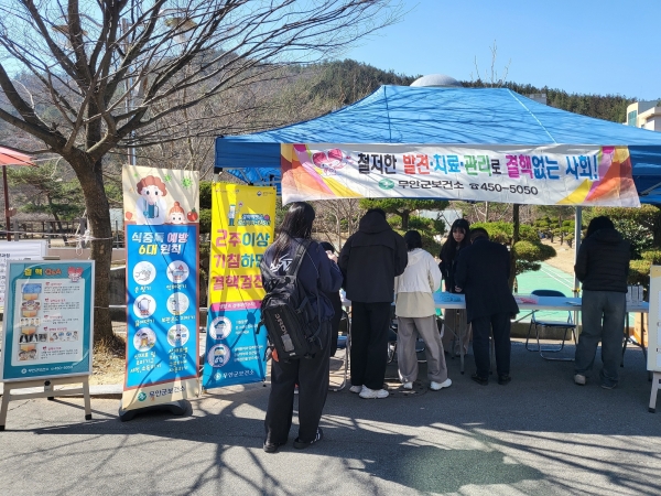 ▲초당대학교에서 진행된 결핵 예방 홍보관 운영(사진제공=무안군)