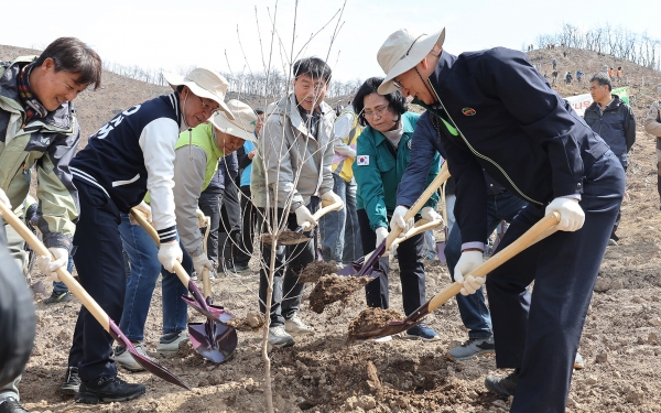 함평군이 22일 제79회 식목일을 맞아 신광면 월암리 산68번지 일원에서 전라남도와 함평군 합동으로 나무 심기 행사를 가졌다.