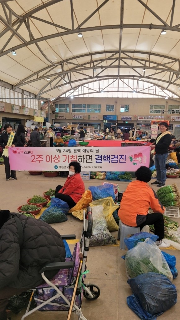 ▲강진읍 전통시장에서 결핵 예방 캠페인이 펼쳐지고 있다.(사진제공=강진군)