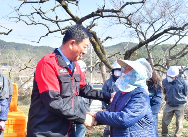 ▲김한종 장성군수가 민생 현장에서 만난 어르신에게 따스한 인사를 건네고 있다.(사진제공=장성군)