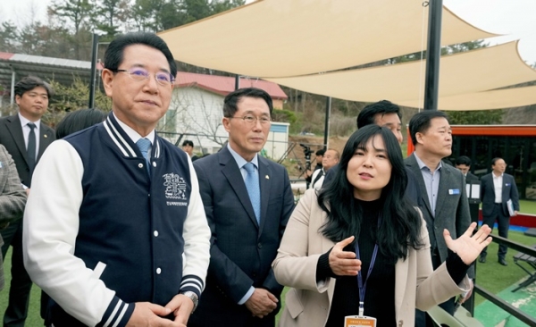 ▲김영록 전라남도지사가 27일 오후 영광 전남형 청년마을 ‘유별난 안터마을’을 방문, 현황 청취 및 청년들을 격려하고 현장을 둘러보고 있다.(사진제공=전라남도)