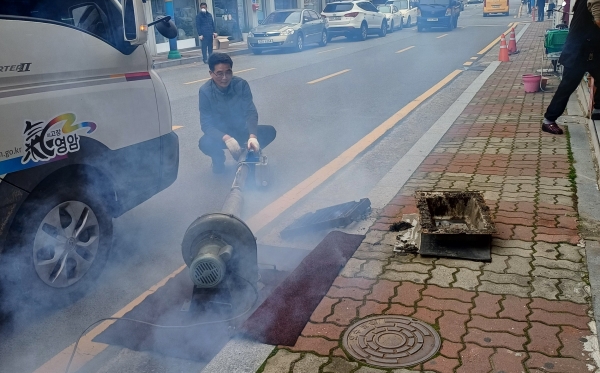 ▲영암군보건소가 27일 시가지를 중심으로 영암읍의 깔따구 방역을 실시했다.(사진제공=영암군)