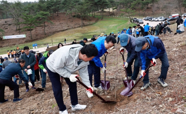 ▲화순군은 29일 제79회 식목일 기념 나무 심기 행사를 개최했다.(사진제공=화순군)