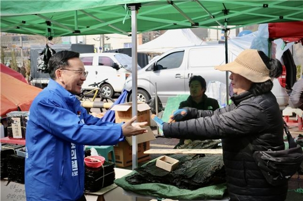 ▲김문수 후보가 30일 주말 첫 유세로 순천 전통시장인 웃장을 찾아 자영업자들을 직접 만나 지지를 호소했다.(사진제공=김문수 후보)