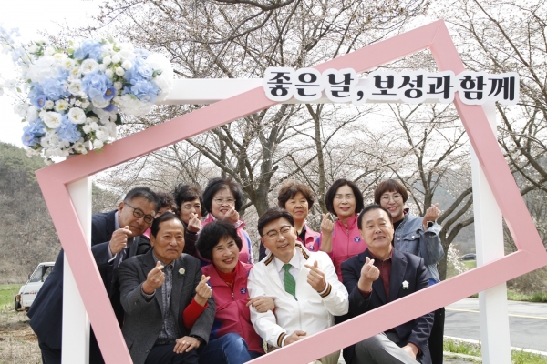 ▲포토존에서 김철우 보성군수와 보성군의회 의원들이 주민들과 단체사진을 찍고 있다.(사진제공=보성군)
