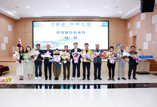 ▲4월 정례 조회에서 구복규 화순군수가 표창을 받은 군정발전 유공자들과 기념사진을 찍고 있다.(사진제공=화순군)