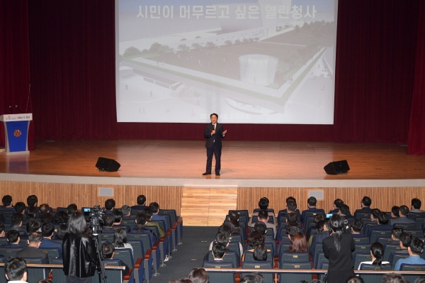 ▲강기정 광주광역시장이 2일 오전 시청 대회의실에서 열린 4월중 정례조회에 참석해 시청사 개청 20주년을 맞아 ‘시민과 함께하는 열린청사’ 추진방향을 설명하고 있다.(사진제공=광주광역시)
