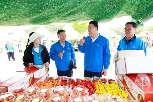 ▲지난 2023년 화순 고인돌 봄꽃 축제에서 운영된 도곡 파프리카 판매 부스.(사진제공=화순군)