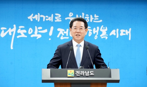 ▲김영록 전라남도지사가 2일 오전 전남도청 브리핑룸에서 ‘전라남도 국립의과대학 설립’과 관련해 대도민 담화문을 발표하고 있다.(사진제공=전라남도)