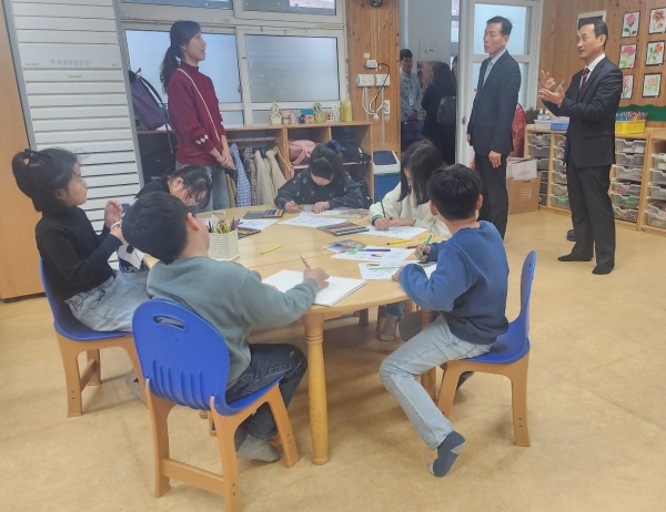 ▲전남교육청 관계자들이 2일 완도 소안초등학교를 찾아 신학기 늘봄학교 운영 상황을 점검하고 있다.(사진제공=전라남도교육청)