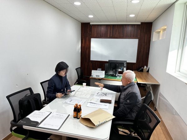 ▲향촌변호사 무료법률상담 모습(사진제공=담양군)