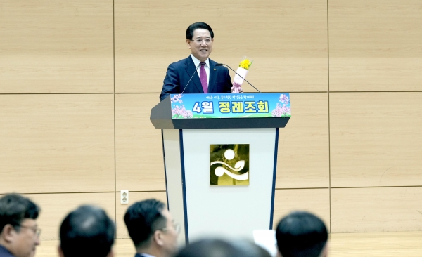 ▲김영록 전라남도지사가 3일 오전 도청 왕인실에서 ‘새로운 시작, 봄의 힘찬 발걸음을 함께해요’란 주제로 열린 ‘공감과 소통을 위한 4월 정례조회’에서 도정 주요성과를 발표하고 직원들을 격려하고 있다.(사진제공=전라남도)