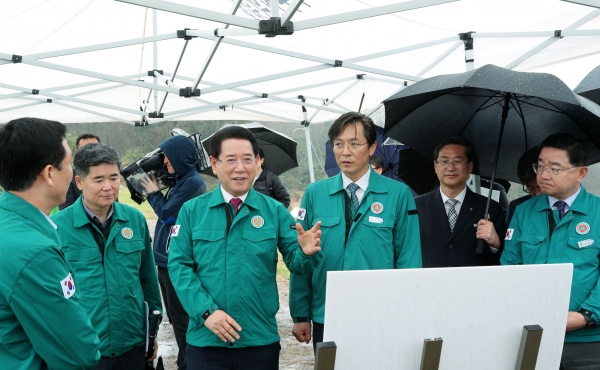 ▲김영록 전라남도지사가 3일 오전 영암 신북면 용산저수지 스마트 정보시스템 구축 현장을 방문, 관계자로부터 영농기 물 관리 및 자연재해에 대응하기 위한 스마트 정보시스템 구축 현황을 청취하고 저수지 안전사고 예방을 당부하고 있다.(사진제공=전라남도)