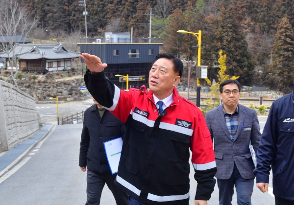 ▲산불 대비 상황을 현장점검 중인 김한종 장성군수(사진제공=장성군)