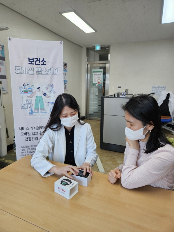 ▲강진군 보건소 관계자가 군민에게 모바일헬스케어 사업에 대해 설명하고 있다.(사진제공=강진군)