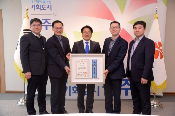 ▲강기정 광주광역시장은 4일 시청 비즈니스룸에서 ‘대한민국 안전대전환 2023년 집중안전점검’ 실적평가에서 우수기관으로 선정, 국무총리단체 표창장을 받은 박남주 시민안전실장, 직원들과 기념 촬영을 하고 있다.(사진제공=광주광역시)