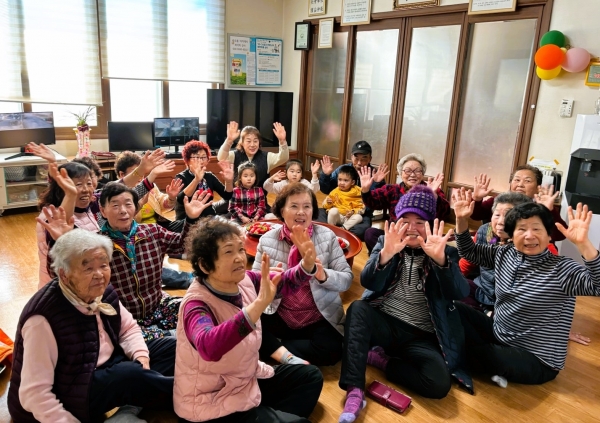 ▲장성군 황룡면 월산마을 노인회가 최근 이사 온 가정에 전입축하금을 전달했다.(사진제공=장성군)
