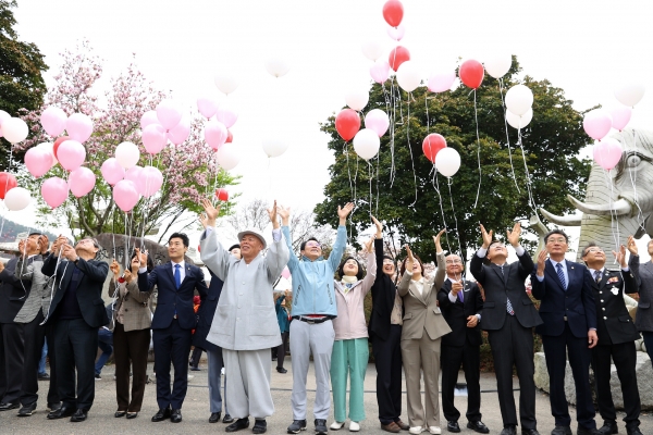 ▲서부해당화 봄꽃축제 개장식에서 축제 시작을 알리는 풍선날리기 행사가 진행되 고 있다.(사진제공=강진군)
