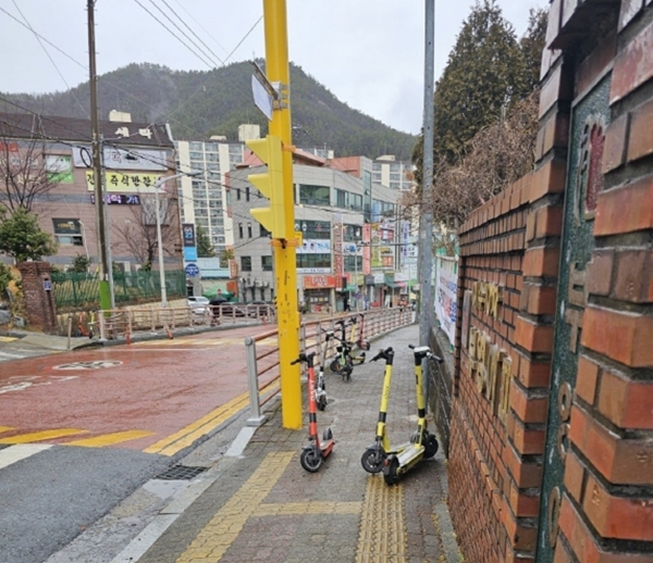 ▲학교 앞 방치된 전동킥보드 모습(사진제공=여수시)