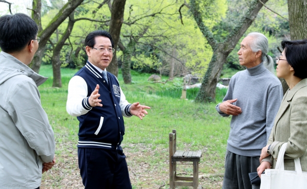 ▲김영록 전라남도지사가 8일 나주 금천 죽설헌(竹雪軒) 현장을 방문, 조성 현황을 청취하며 현장을 둘러보고 있다.(사진제공=전라남도)